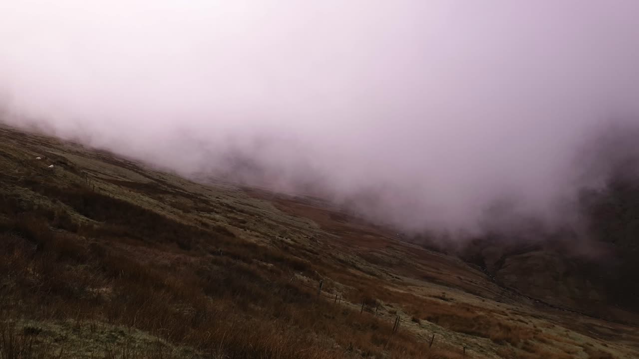 escalando la montaña snowdon durante la niebla