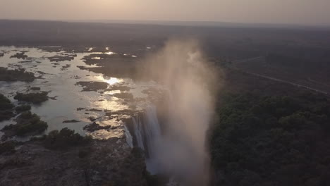 Morgenluftaufnahme:-Afrikas-Victoriafälle-Mit-Nebel,-Der-Von-Sonnenschein-Hinterleuchtet-Wird