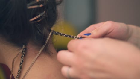 Nahaufnahme-Der-Hände-Des-Friseurs,-Der-Einer-Jungen-Frau-Im-Friseursalon-Dreads-Macht.-In-4k-Gedreht