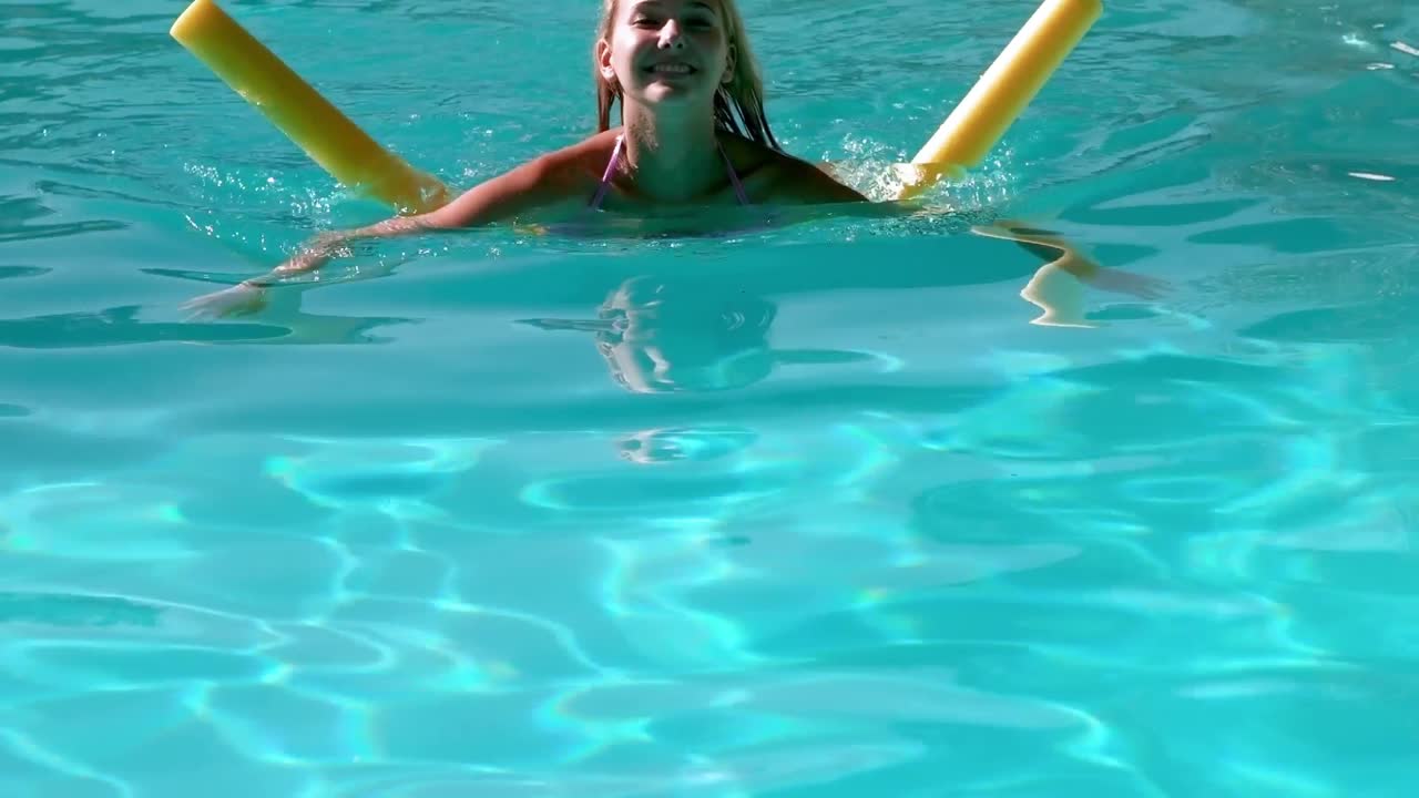 Mulher bonita nadando na piscina