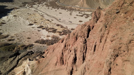 Eine-Drohne-Fliegt-Rückwärts-über-Die-Felsigen-Wüstenklippen-Des-Afton-Canyon-In-Der-Mojave-Wüste-Kaliforniens
