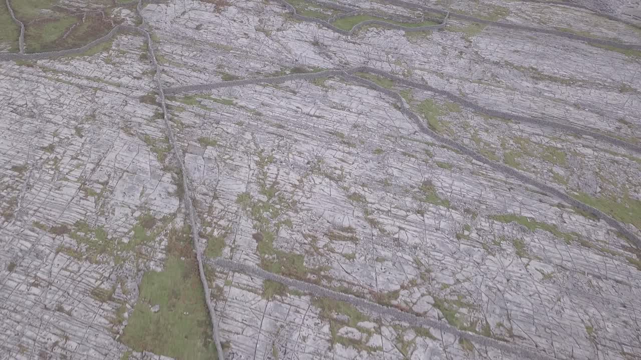 vista panorámica de la icónica obra en piedra de la isla inisheer