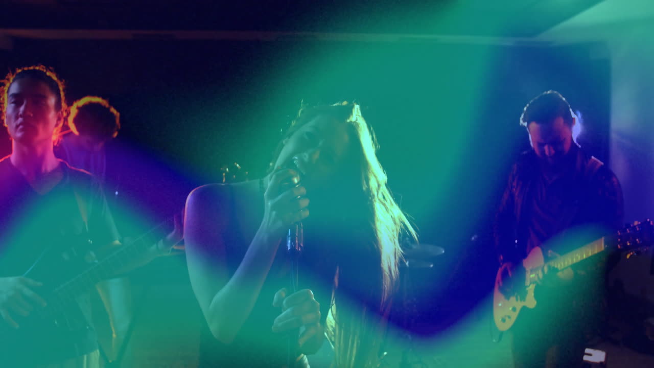 Kvindelig vokalist læner sig ind i mikrofonen på live musikscene, med animerede noder, der hvirvler rundt om guitarer.