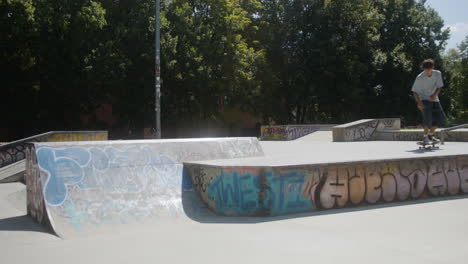 un chico caucásico haciendo un truco en el parque de skate.