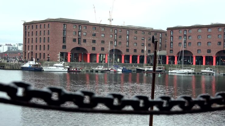 Albert Docks a Liverpool, messa a fuoco sulla catena in primo piano