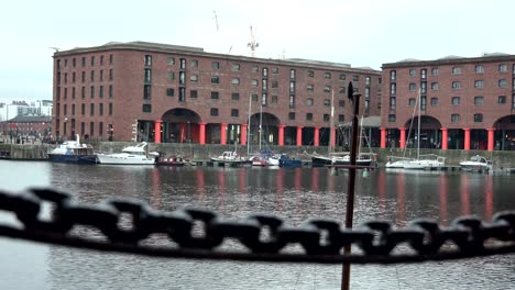 albert docks en liverpool, enfoque en la cadena en primer plano