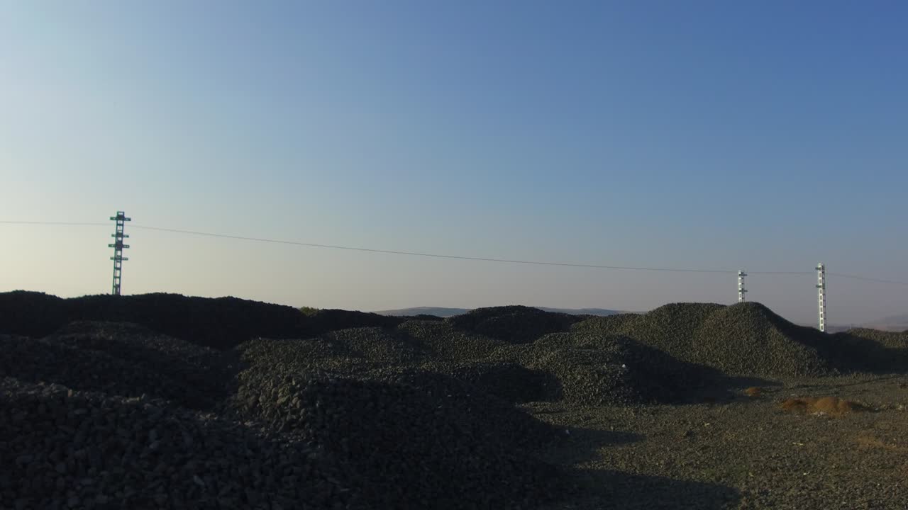 grandes guijarros colocados en las vías del ferrocarril,