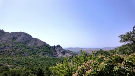 Una-Vista-Impresionante-De-Colinas,-Acantilados-Rocosos-Y-Un-Mar-Lejano-Desde-Un-Punto-Estratégico-En-Sudak,-Crimea,-Rusia.