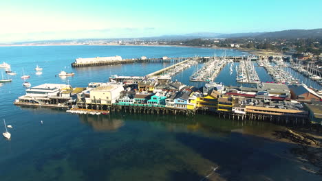 Vista-Aérea-De-Drones-De-Monterey-Wharf-California-Con-El-Océano-Filmado-En-4k-De-Alta-Resolución