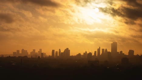 Lapso-De-Tiempo-De-Hermosos-Rayos-De-Sol-Sobre-El-Icónico-Horizonte-De-Londres-Mañana-Brumosa