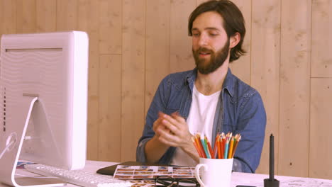 Trabajador-Hipster-Lanzando-Una-Pelota-En-El-Escritorio