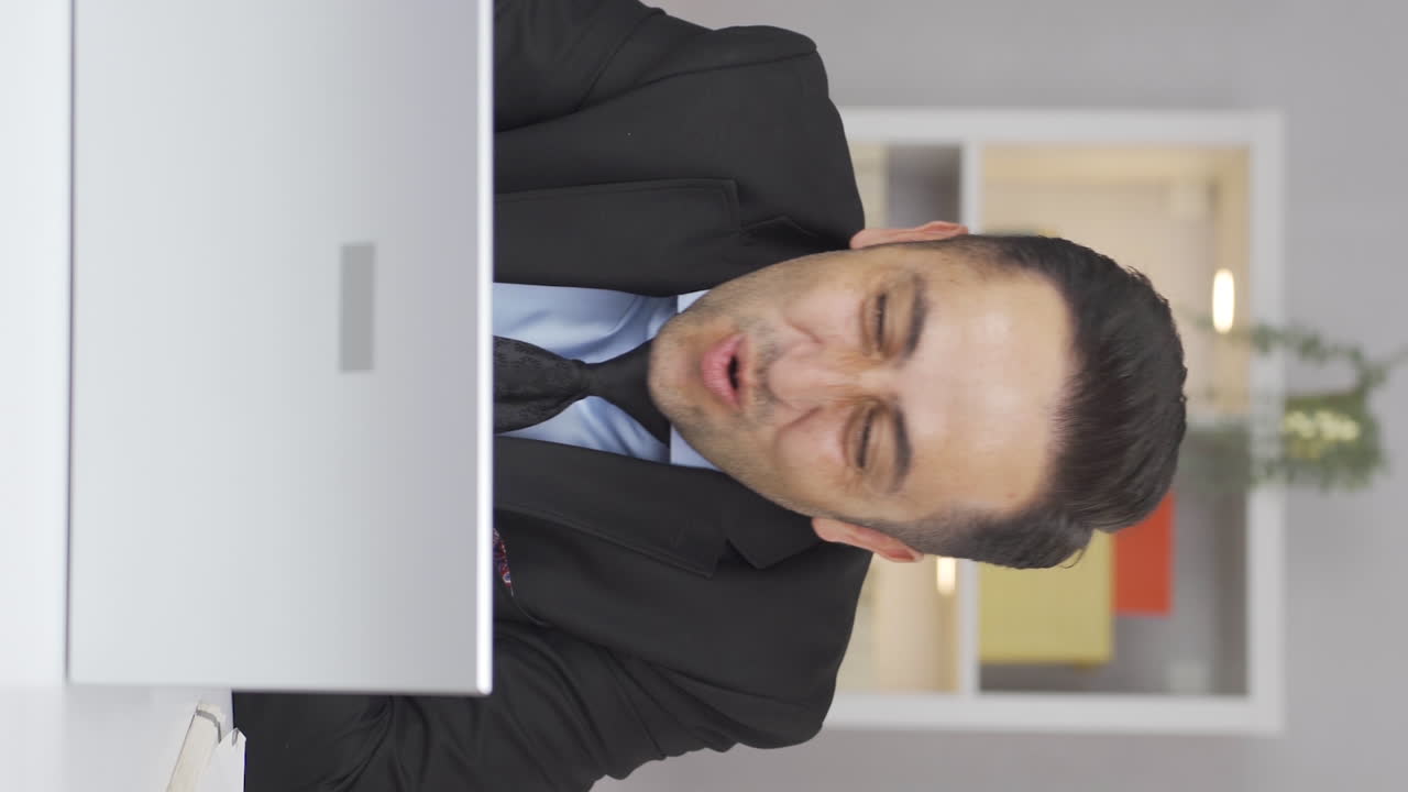 노트북에서 일하는 홈 오피스 직원의 수직 비디오, 그것을 사용하는 재미.