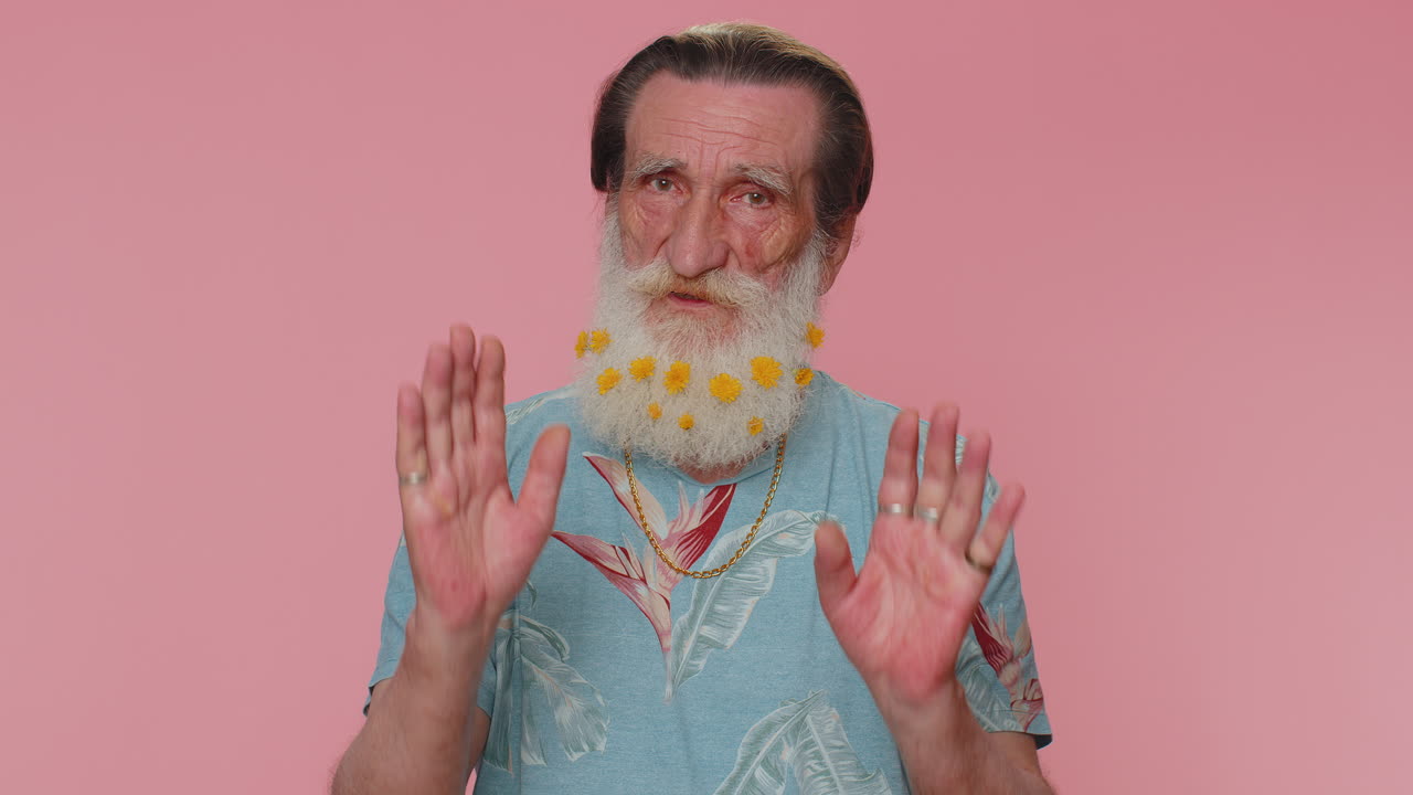 불쾌한 사람, 불쾌한 생각에 반응하는 사람, 좋지 않은 품질에 불만을 품은 사람, 머리를 흔들지 않는 사람