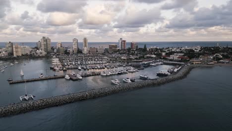 Luftaufnahme-Von-Punta-Del-Este,-Uruguay,-Mit-Hafen-Und-Modernen-Wolkenkratzern-Bei-Sonnenuntergang