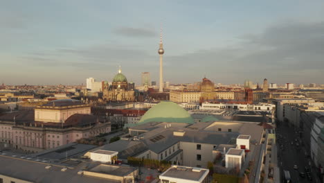 Antena:-Baja-Sobre-El-Centro-De-Berlín,-Mitte-Con-Vista-A-La-Torre-De-Televisión-Alexanderplatz-En-Un-Hermoso-Día-Soleado