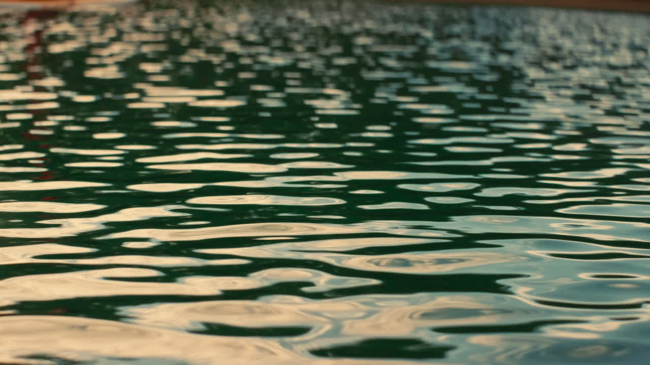 물 표면의 파동