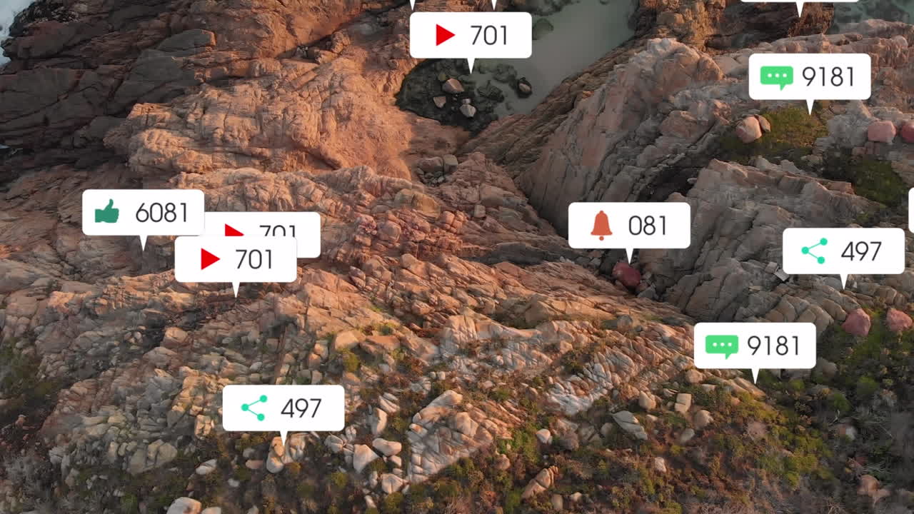 animación de iconos de las redes sociales sobre un paisaje rocoso.