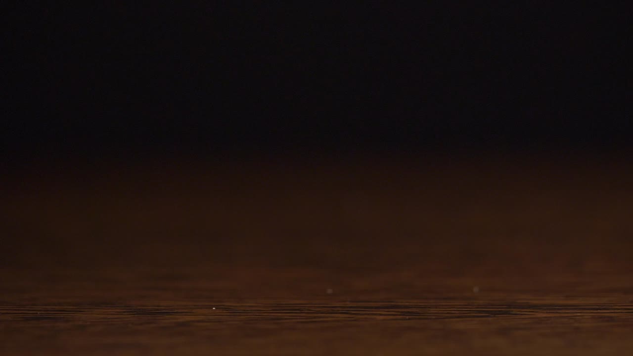 나무 표면에 떨어지는 혼합 된 열매와 포도