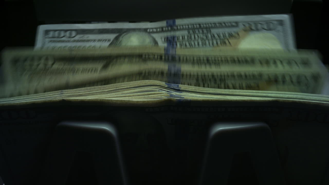 máquina de contar efectivo que cuenta billetes de dólar. equipo de contar dinero en efectivo