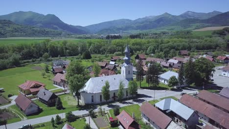 Katholische-Kirche-Mitten-Im-Slowakischen-Dorf-Velicna