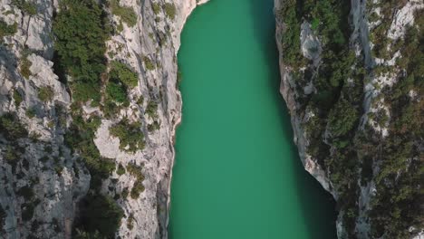 Crane-up-drone-shot-from-inside-Verdon-Gorge-and-its-turquoise-water,-in-France