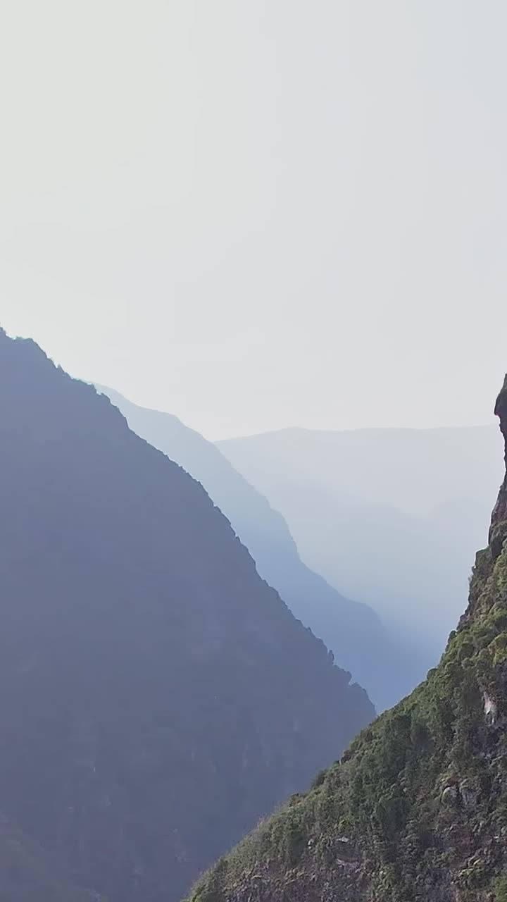 Vista aerea panoramica del mozzafiato paesaggio montano di Madeira in Portogallo