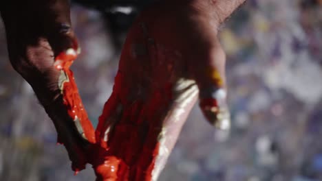 artista mezclando pintura en las manos