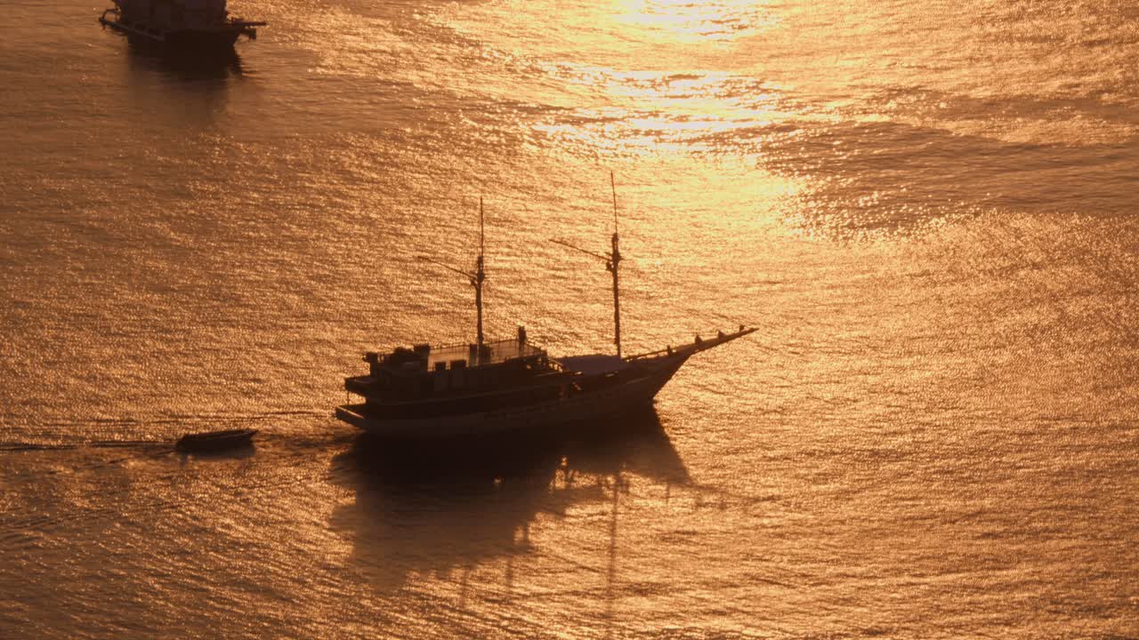 navegación navegación en el mar dorado abierto al atardecer