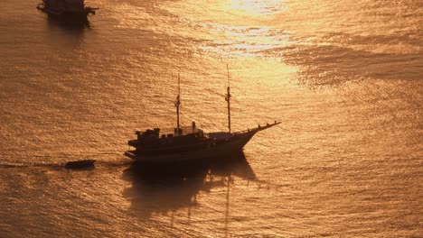 Barco-Navegando-Navegando-En-Mar-Dorado-Abierto-Al-Atardecer