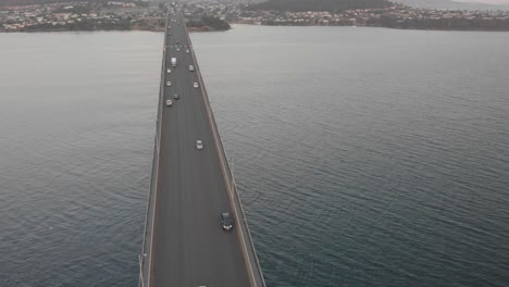 Toma-Aérea-Sobre-La-Carretera-Del-Puente-De-Tasmania-Al-Atardecer