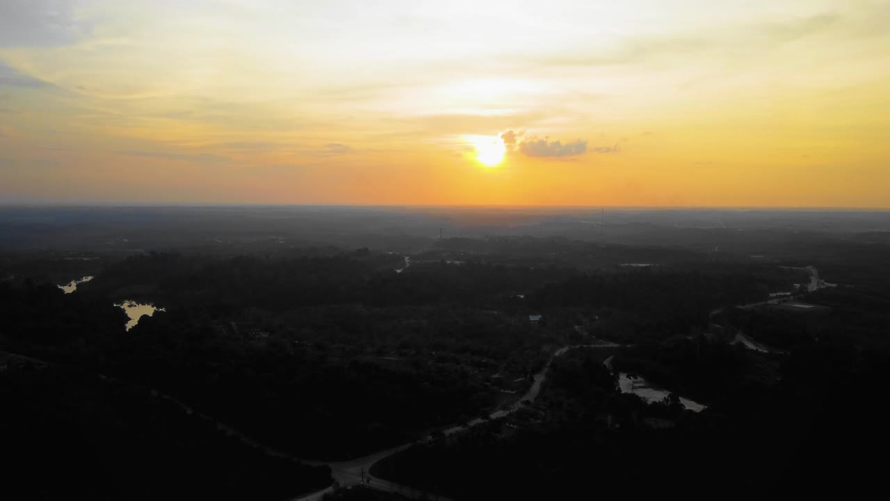 asombrosas imágenes cinematográficas de drones residenciales al atardecer de 4k después de que el problema de la deforestación consiste en casas, carreteras, árboles, lago e infraestructura en medio del bosque tropical ubicado en riau, indonesia