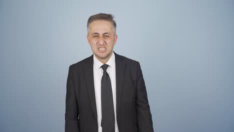 un hombre de negocios enojado mirando a la cámara.