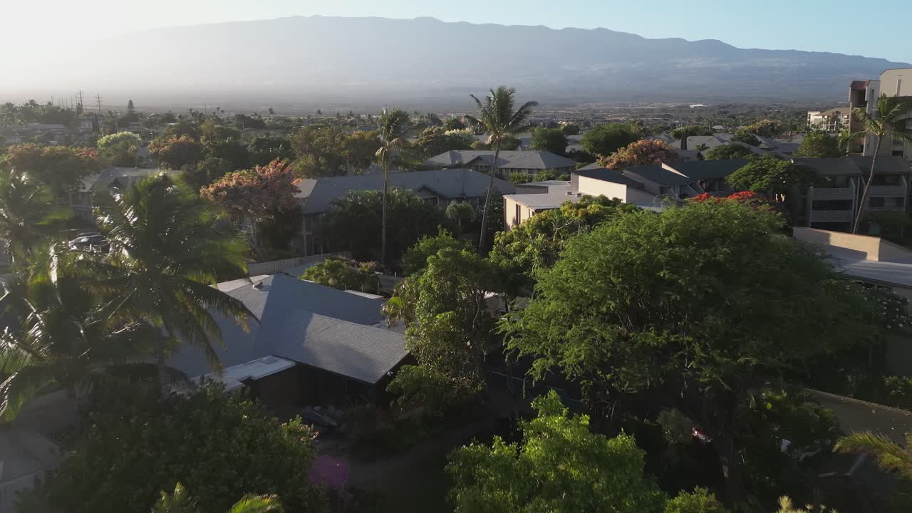 vuelo de la hora dorada de la mañana sobre las casas en kihei en la isla de maui
