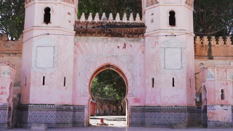 nador, marruecos: puerta exterior arqueada a la mezquita rodeada de coloridos azulejos de mosaico