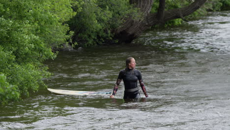 Sportlerin---Surfen-Auf-Einer-Flusswelle