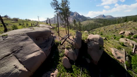 Thrilling-FPV-drone-flight-through-trees-on-mountain,-San-Isabel-National-Forst