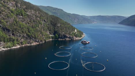 fotografía aérea de una granja de peces en noruega.