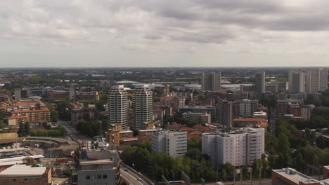 Hermosos-Rascacielos-De-La-Ciudad-De-Bolonia,-Vista-Aérea-De-Drones-En-órbita