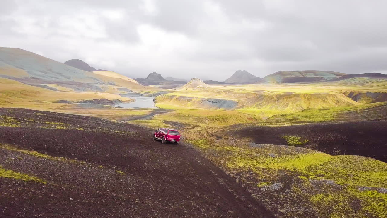 Paesaggio montano islandese con SUV rosso