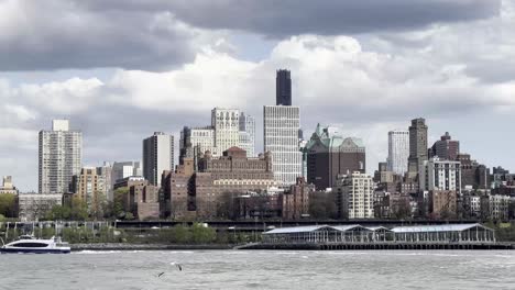 Ein-Ruhiger-Blick-Auf-Die-Uferpromenade-Von-Brooklyn-Mit-Ihrer-Unverwechselbaren-Architektur-Und-Dem-Lebendigen-Stadtbild-Unter-Einem-Wolkenverhangenen-Himmel