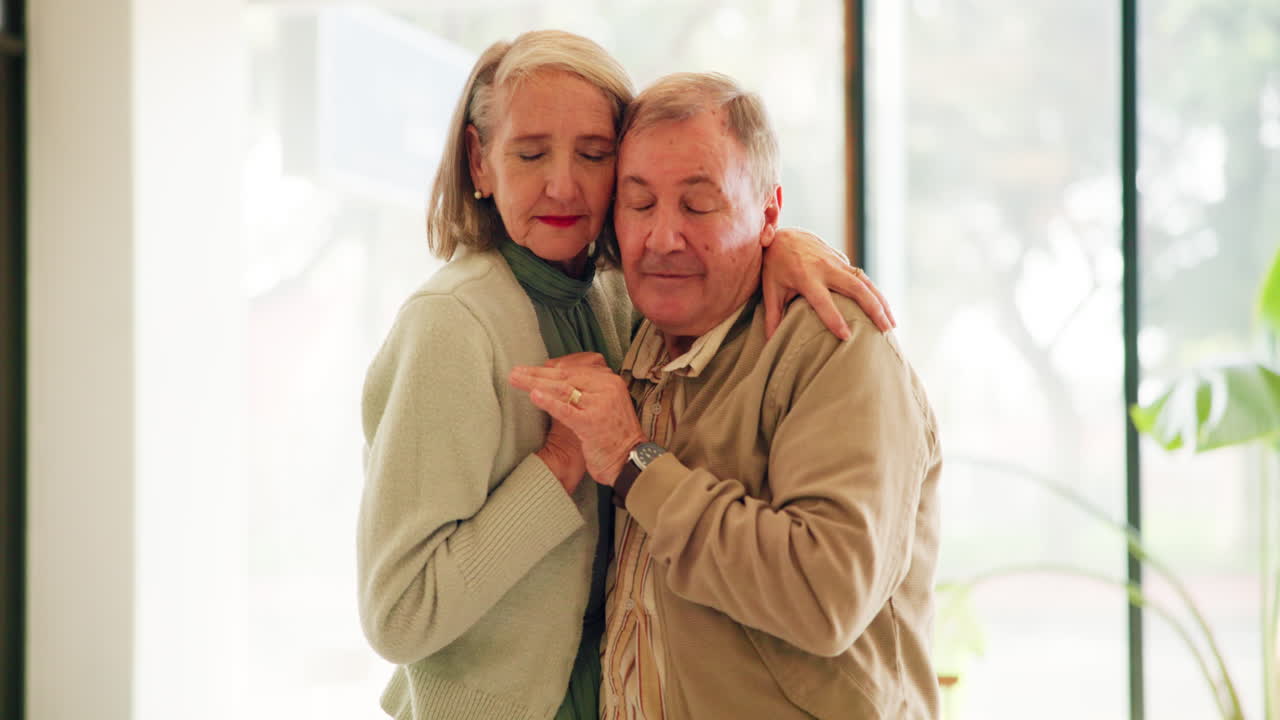 пожилая пара в объятиях.