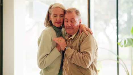una pareja de ancianos en un abrazo.