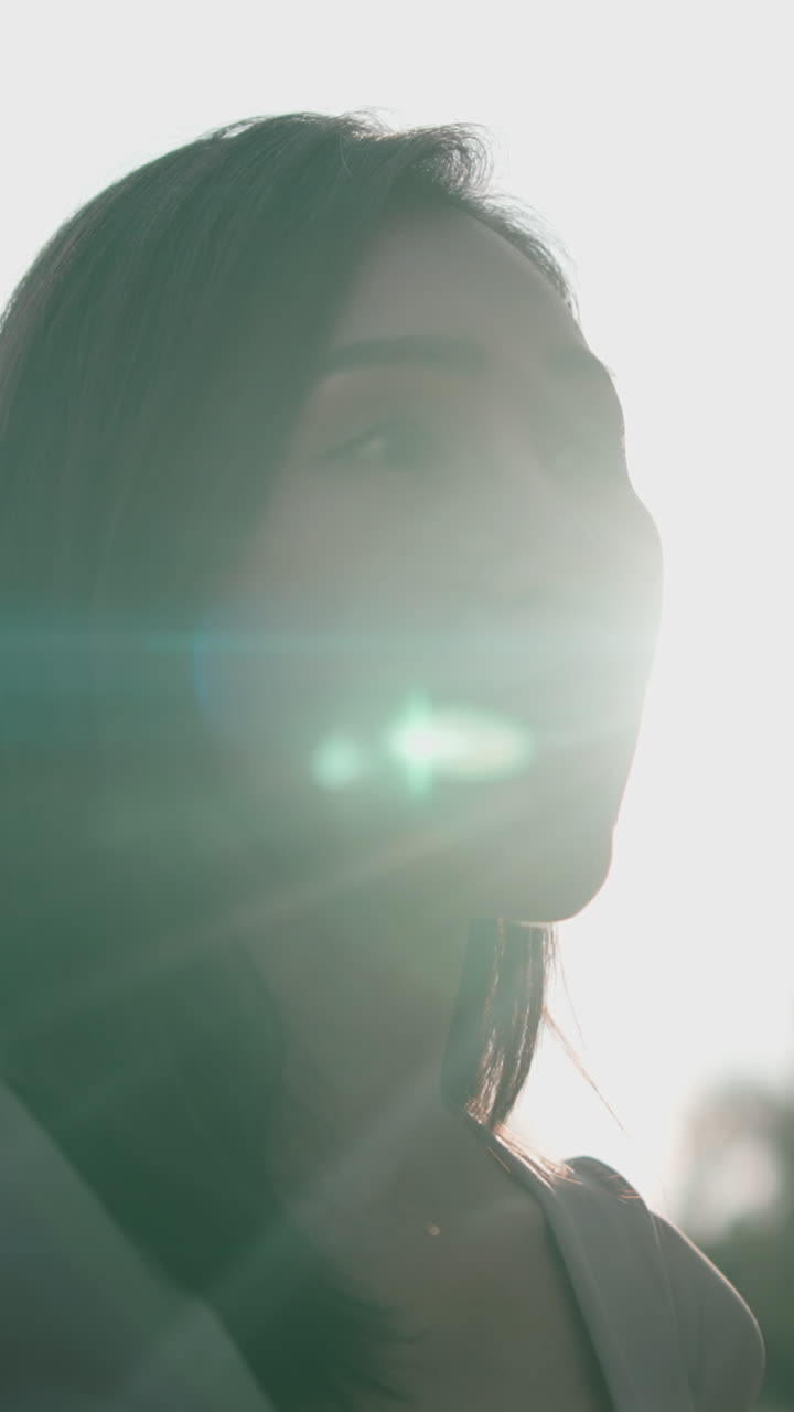 Ritratto di una donna alla luce del sole