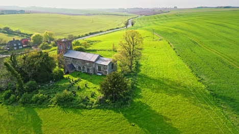 El-Video-De-Un-Dron-Muestra-El-Pueblo-De-Burwell,-Una-Antigua-Ciudad-De-Mercado-Medieval,-Rodeada-De-Campos-Rústicos,-Casas-Históricas-De-Ladrillo-Rojo-Y-La-Iglesia-Parroquial-De-San-Miguel-Sin-Usar-En-Lo-Alto-De-Las-Colinas-De-Wold-De-Lincolnshire.