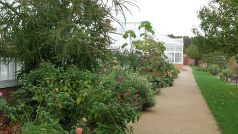 hermoso jardín de la mansión de campo inglesa