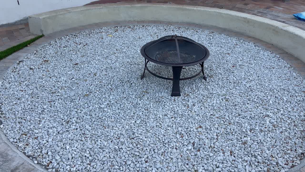 Et bålsted i et hjem i en forstad i Cape Town