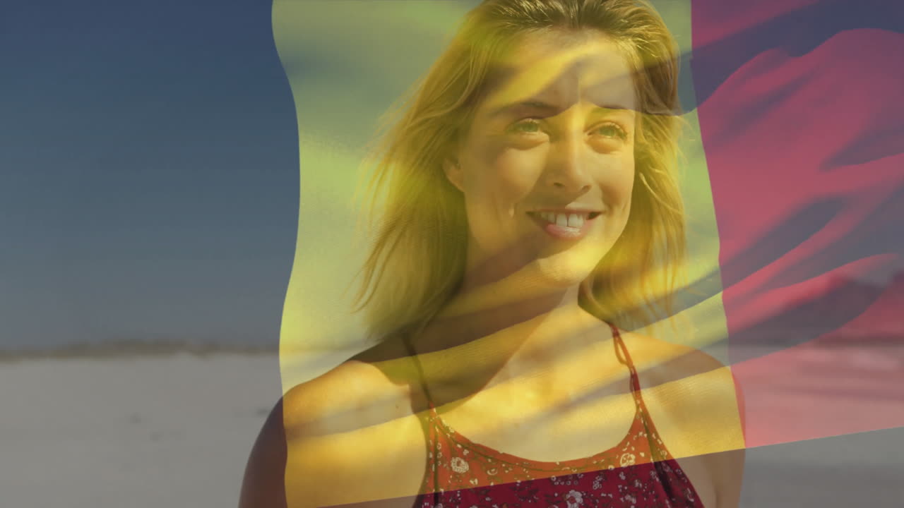 donna sorridente sulla spiaggia sopra l'animazione della bandiera belga