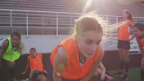 jugadoras de hockey calentándose en el campo