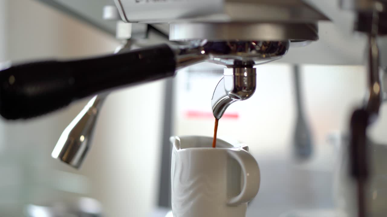 máquina de espresso profesional haciendo café, retroiluminada, camión a la derecha