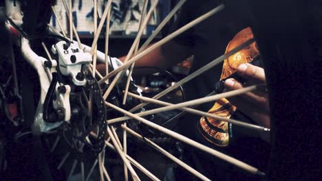 un fabricante de bicicletas está trabajando en su garaje para bicicletas